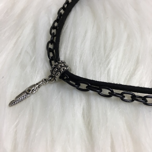 Suede and chain necklace 🖤 - Picture 2 of 5